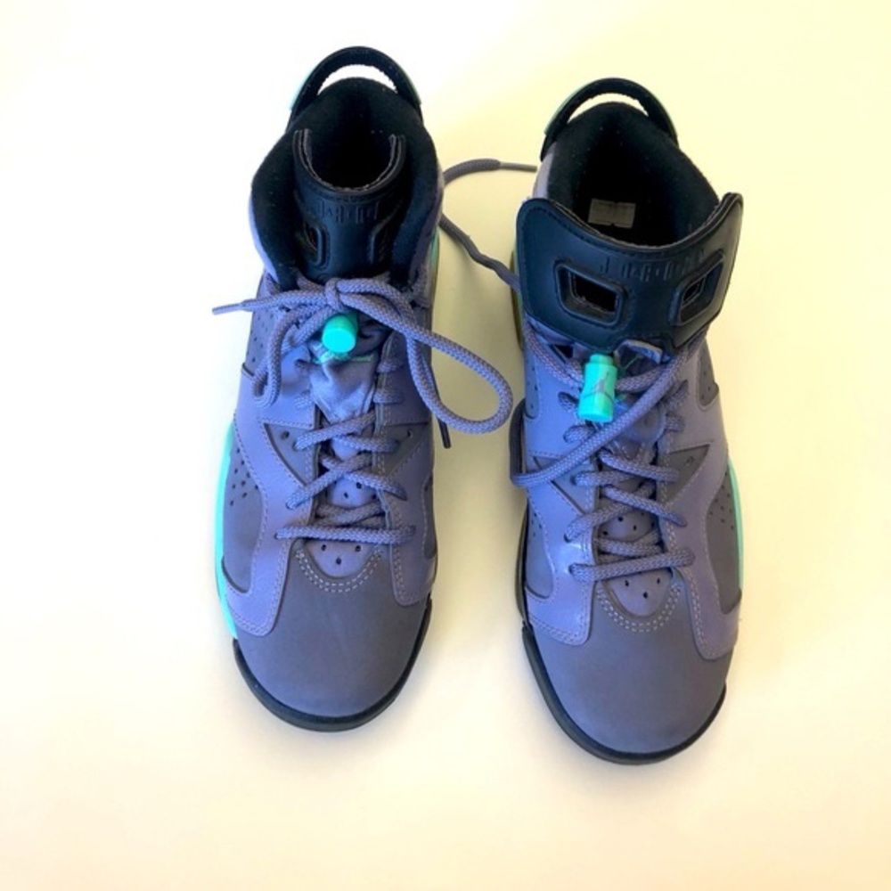 AIR JORDAN HIGH TOP BASKET SNEAKERS  IN SIZE 55 big girl or women